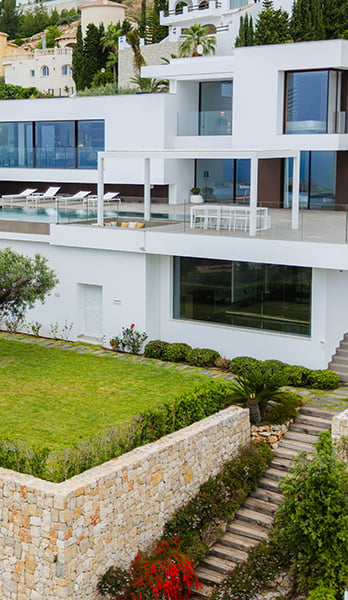 Arquitectura contemporánea con presencia, equilibrio y carácter